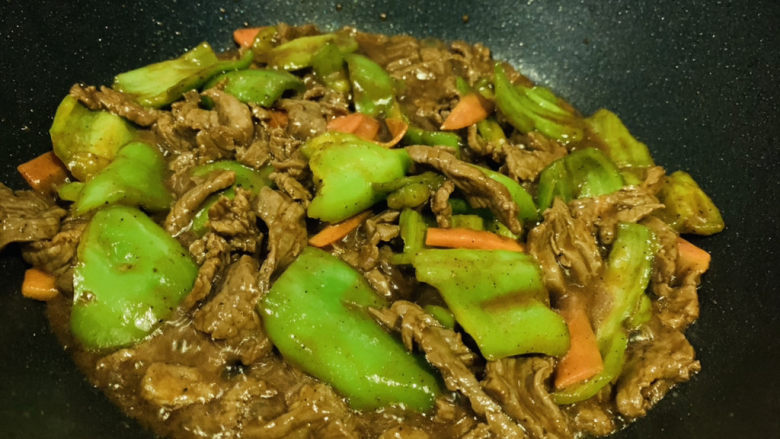 尖椒牛柳,快速翻炒,牛柳全部变色,即可起锅