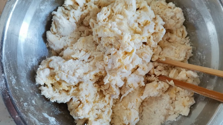 玉米面窝窝头,再加入适量的温水,边加入边搅拌至絮状