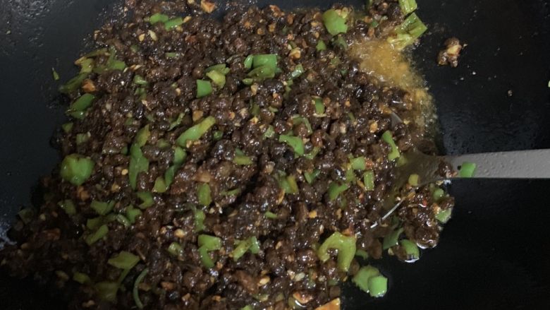自制拌面豆豉酱,中途视干燥情况,加入食用油或是清水。喜欢重口加油,淡口加水。