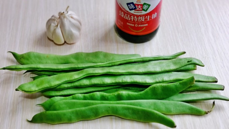 清炒四季豆,准备食材,把豆角去根去尖,再用冷水冲洗干净。