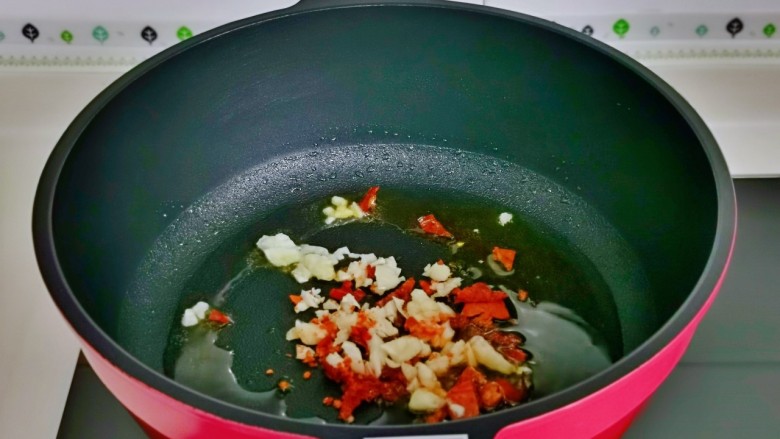 清炒四季豆,起油锅,加入蒜末与辣椒煸炒。