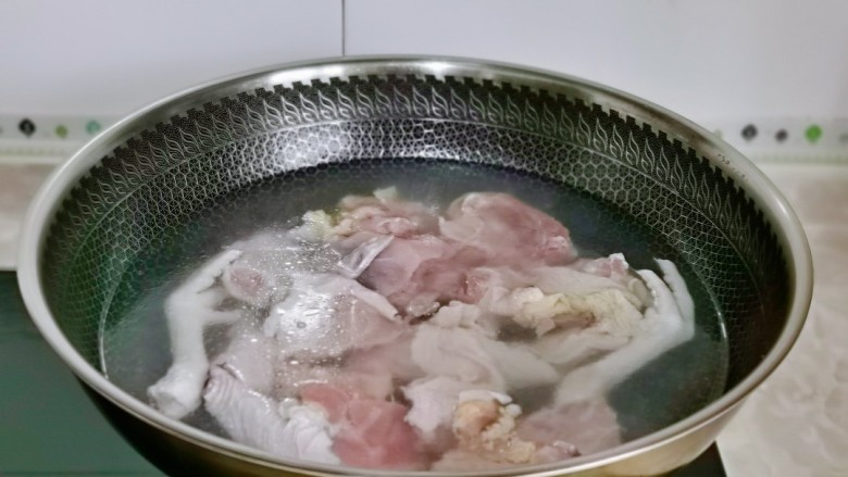 鸡肉炖土豆,鸡块冷水下锅焯水,大火烧开煮2分钟,捞出反复冲冷水,将鸡块上的杂质冲洗干净。