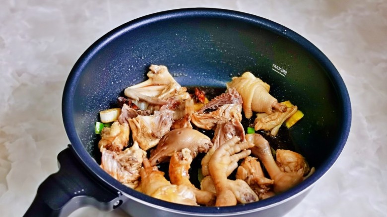 鸡肉炖土豆,小火翻炒两分钟。