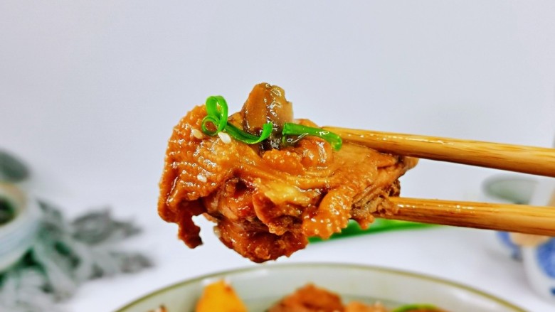 鸡肉炖土豆,鸡块酥烂入味,好吃停不下来。