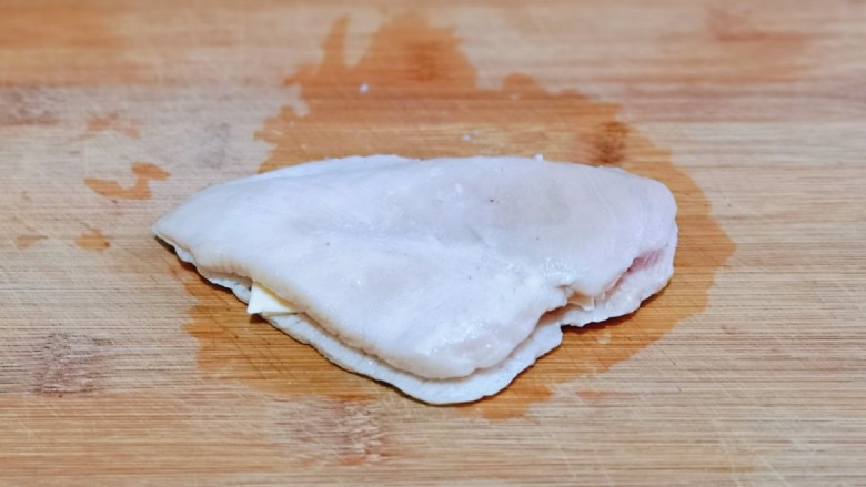 爆浆鸡排,再把鸡胸肉合起来。