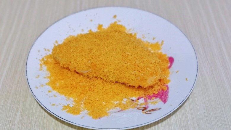 爆浆鸡排,最后放入面包糠中,裹上面包糠。