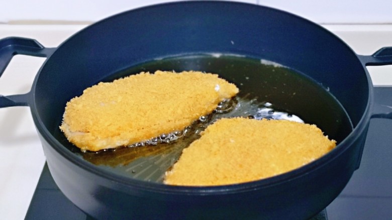 爆浆鸡排,锅中加入适量食用油,小家加热,待油温6成热放入裹好面包糠的鸡排。