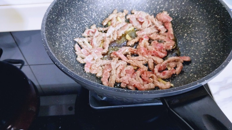 尖椒牛柳,再加入牛柳,中火翻炒至牛肉变色。
