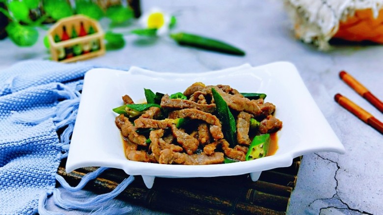 尖椒牛柳,盛出装盘,即可食用。