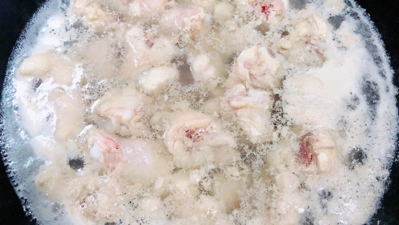 鸡肉炖土豆,锅中烧开水,放入鸡翅根焯去血水。