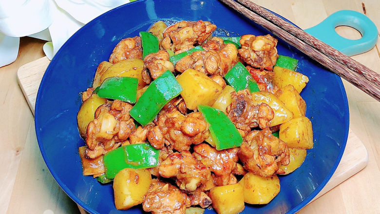 鸡肉炖土豆,配上一碗米饭,太好吃了!