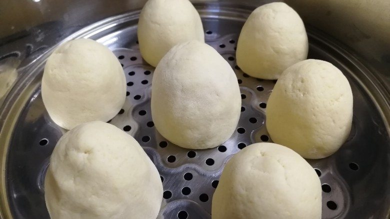 玉米面窝窝头,放入蒸锅,饧发15分钟,文火蒸15分钟。