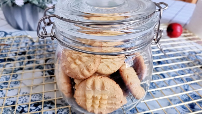 粗粮玉米面饼干(消耗玉米面),一次吃不完装入密封罐保存防止回潮
