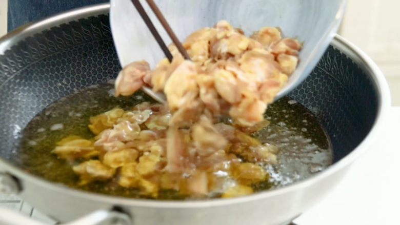 孜然鸡脆骨,油中小火炸2-3分钟,表面金黄后捞出控