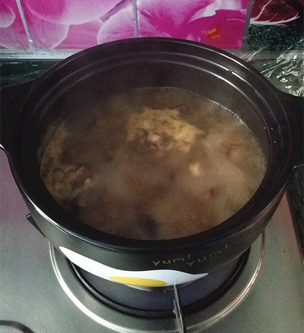 胡辣汤,煮开后,转小火煮3~4分钟且边煮边搅拌