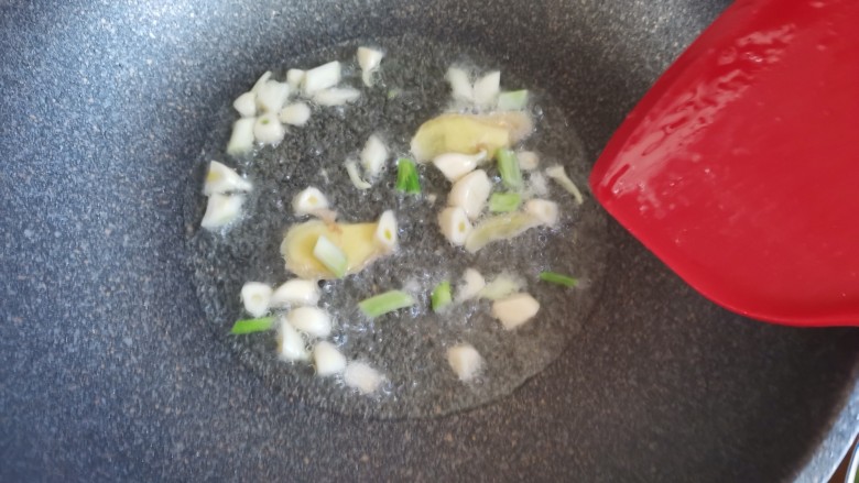 尖椒牛柳,起锅烧油,下入葱姜蒜爆香