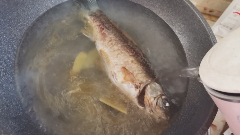 冬瓜鲫鱼汤,加入一壶开水,大火炖起来