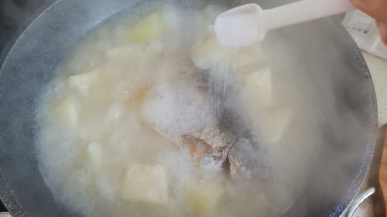 冬瓜鲫鱼汤,炖至冬瓜软烂,加入适量的盐调味