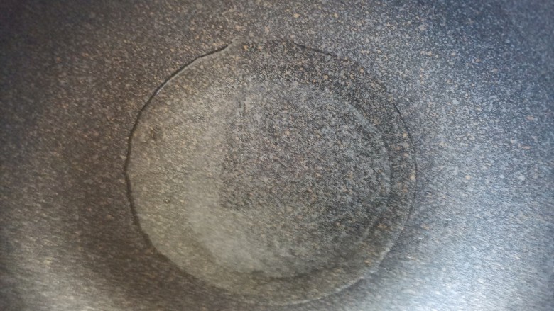 冬瓜鲫鱼汤,起锅烧油,撒少许盐