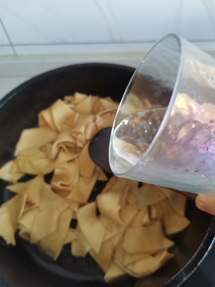 青红椒炒千张,在加一次水,干豆腐炒出来更嫩