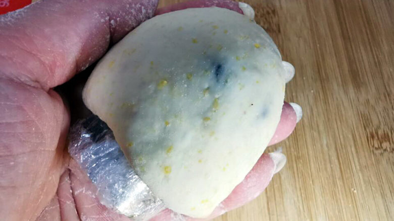 玉米面窝窝头,有挤花头支撑,就可以顺利整出窝窝头型状
