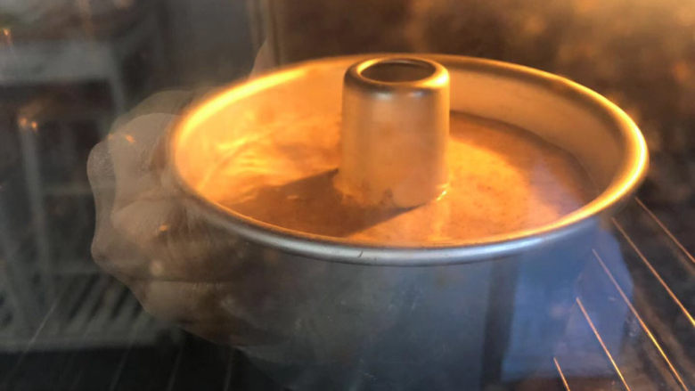 花生酱全麦戚风,预热烤箱160度,烤约30分钟。