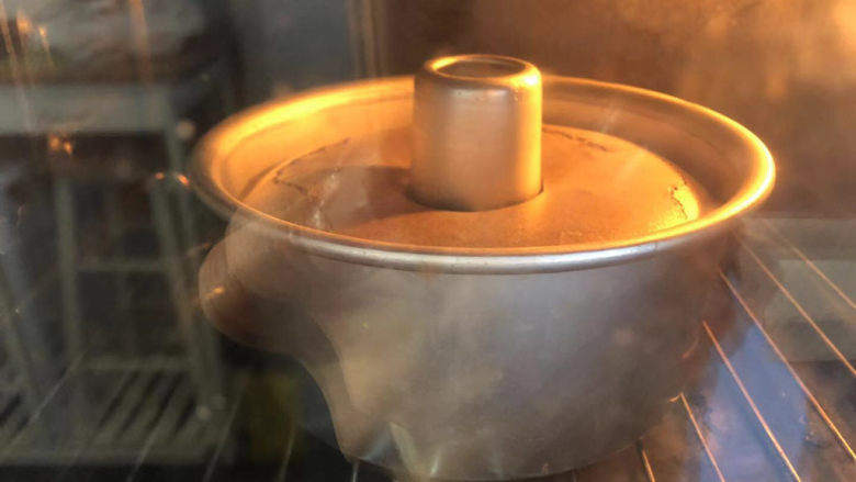 芝麻酱全麦戚风,烤箱预热160度,烤约30分钟。