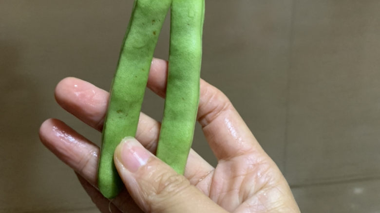 清炒四季豆,把四季豆分成两半