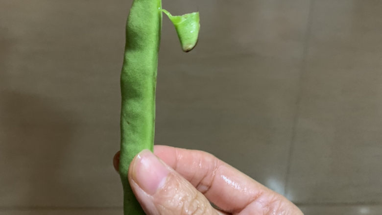 清炒四季豆,头和尾撕掉，顺便把丝一起撕走