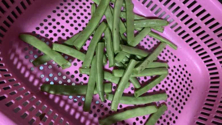 清炒四季豆,沥干备用