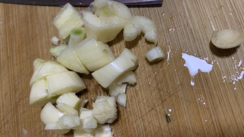 清炒四季豆,切成丁