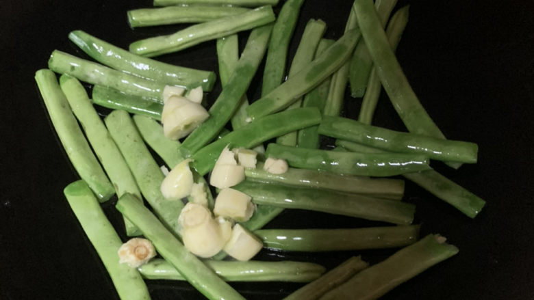 清炒四季豆,倒入蒜丁，翻炒1分钟
