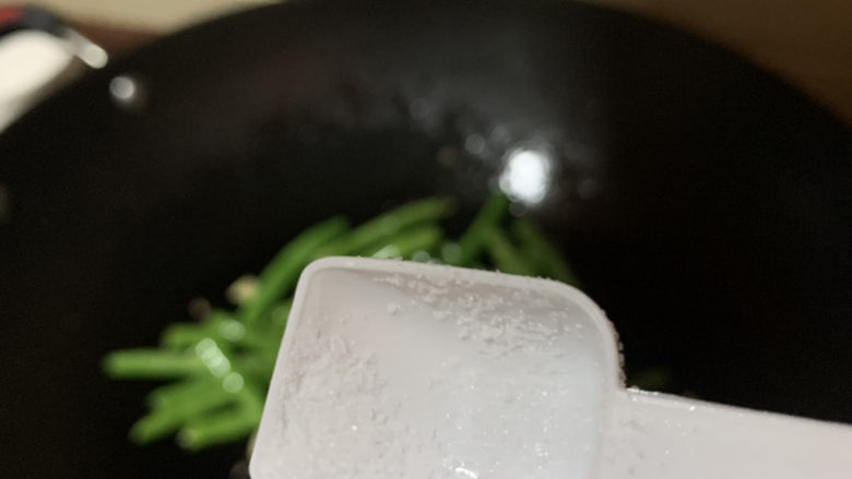 清炒四季豆,加入少许盐，翻炒几下