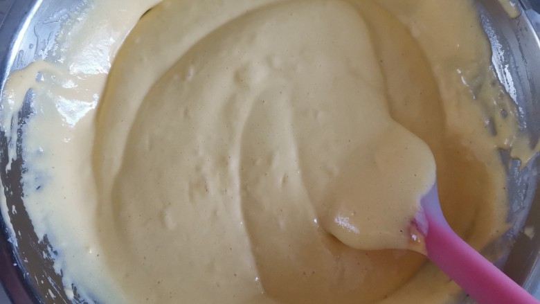 红枣玉米面蒸蛋糕🍰,同样的手法翻拌均匀至看不见蛋白霜