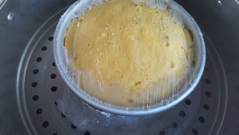 红枣玉米面蒸蛋糕🍰,提前烧一锅开水,水开上锅大火蒸15分钟,转中火蒸25分钟,蒸好焖5分钟开盖取出来