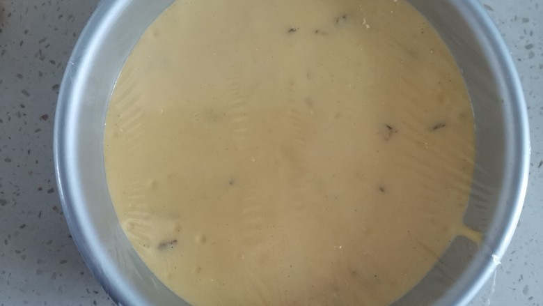 红枣玉米面蒸蛋糕🍰,倒入模具,震几下震出气泡,封上保鲜膜,用牙签扎几个孔