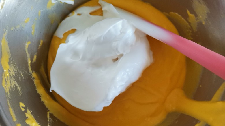 红枣玉米面蒸蛋糕🍰,再取1/3的蛋白霜到蛋黄糊里翻拌均匀,不能画圈搅拌