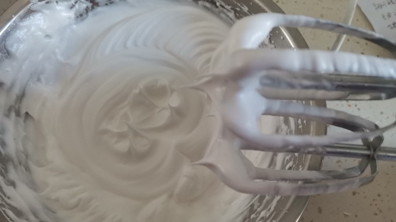 红枣玉米面蒸蛋糕🍰,打发至干性发泡,即提起打蛋器有直立的小尖角