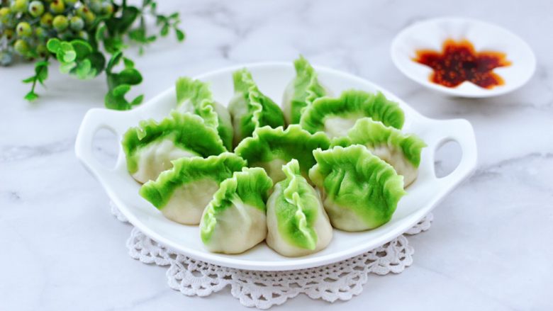 海蛎子肉丁萝卜饺子,配上自制喜欢的蘸汁,真的是绝配哟~