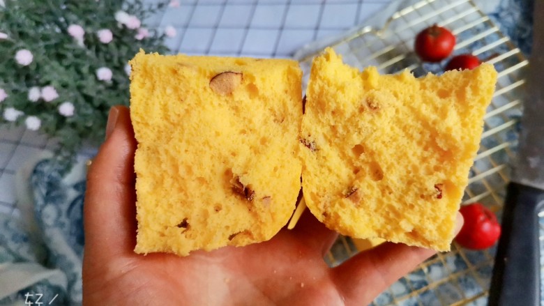 红枣玉米面蒸蛋糕🍰,取出来倒扣晾至不烫手就可以脱模开吃了,掰开看看组织结构气孔均匀,蓬松宣软,香甜可口,枣香浓郁,满满的玉米奶香。