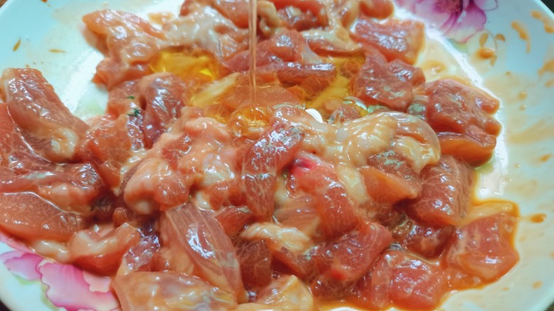 红烧米豆腐,少许的食用油搅拌均匀,腌制一会儿