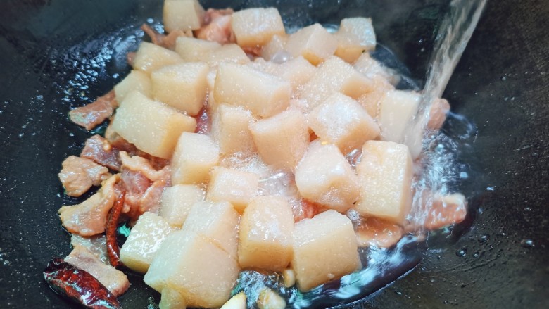 红烧米豆腐,炒至变色时,煎至好米豆腐下锅,加半碗清水或开水煮