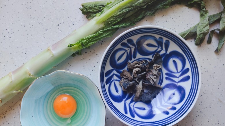 莴笋炒木耳~爽口又下饭,首先我们准备好所有食材