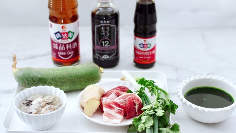 海蛎子肉丁萝卜饺子,首先备齐所有的食材,菠菜叶洗净焯一下水后,切碎放入破壁机加入适量清水榨汁后过滤备用。