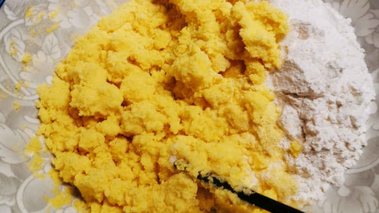 玉米面窝窝头,玉米面粉部分倒入适量开水,搅拌均匀。