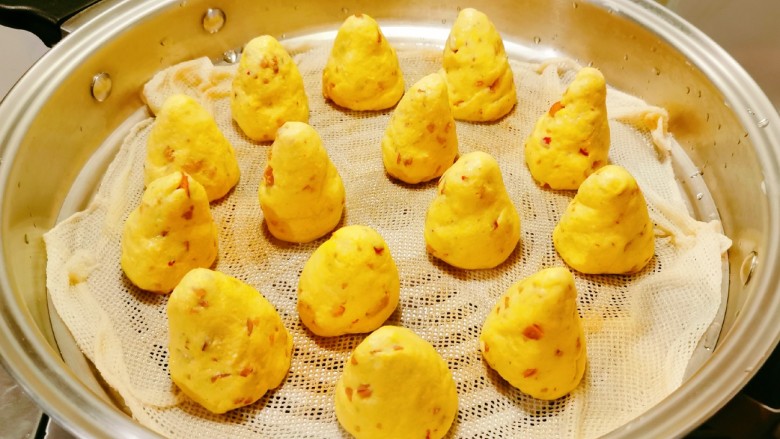 玉米面窝窝头,凉水上锅,静置15分钟,再次饧发,水烧开后蒸18分钟,焖2分钟。