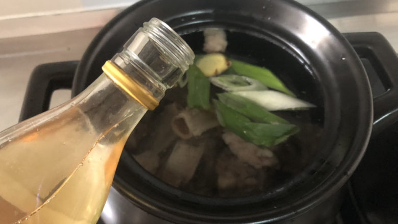 酸菜羊肉➕酸菜平菇粉丝炖羊排,淋一汤匙料酒