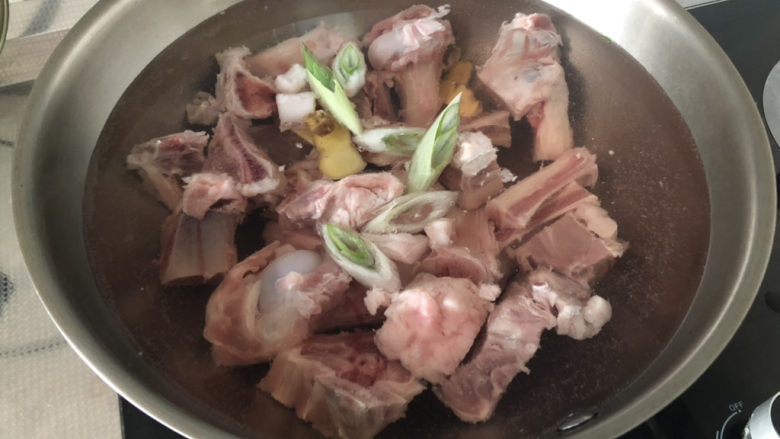 酸菜羊肉➕酸菜平菇粉丝炖羊排,羊排羊棒骨冷水下锅,加几片姜片葱白