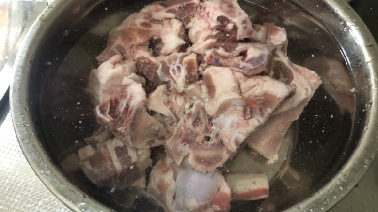 酸菜羊肉➕酸菜平菇粉丝炖羊排,羊棒骨羊排用冷水浸泡两小时,泡出血水,中间换水两三次,泡上羊骨我们来准备其他配菜