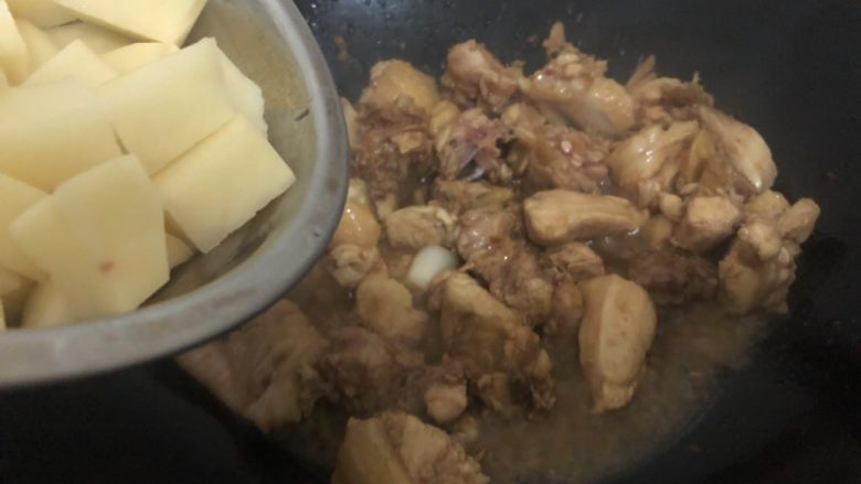 鸡肉炖土豆,加入土豆翻炒一下(个人喜欢软粉的,不喜欢的晚点加进去)